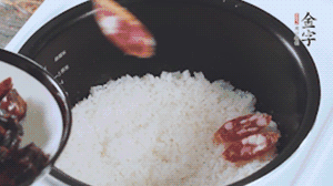 開蓋觀察飯，水微微收干，放入切好的金字香腸、醬肉、醬肉香腸。