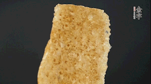 油炸豬皮冷水泡發(fā)，切成菱形。