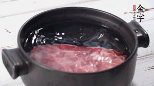 金字火肉溫水浸泡2小時(shí)。（火肉發(fā)酵時(shí)間比火腿短，肉質(zhì)比火腿略軟，鹽分更低）