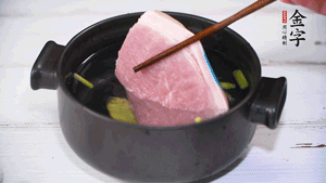 整塊豬肉，加蔥、姜片、料酒焯水。