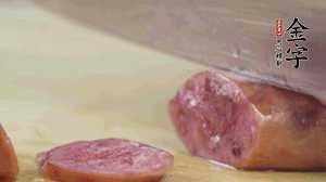 拿出香腸和臘肉，切成片后重新鋪入。