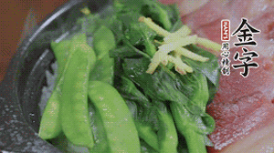 燜好的米飯開(kāi)蓋，放入菜心、荷蘭豆，澆上調(diào)味汁拌勻。