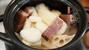 加水沒過食材，加料酒大火煮沸后，再小火燉煮1小時。（如果沒有砂鍋小火燉煮，用電飯煲的煮湯功能、高壓鍋也是可以的。）
