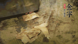 加適量溫水淹沒食材，大火燉至水沸后再小火慢燉1小時(shí)，出鍋前10分鐘加枸杞。（焯過水后的豬蹄不應(yīng)再用涼水，用溫水燉煮更容易軟爛。也可以用高壓鍋或者有煲湯功能的電飯煲，省時(shí)又便于入味。）