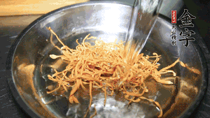 蟲草花用涼水浸泡10分鐘，干香菇溫水泡發(fā)至軟去蒂備用。蓮子、紅棗也可一同清洗干凈。
