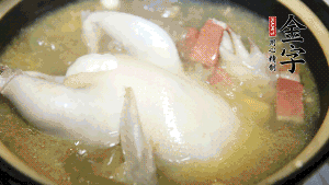 煮沸時(shí)加入蟲草花、香菇、紅棗，以料酒調(diào)味繼續(xù)小火燉煮1小時(shí)左右。