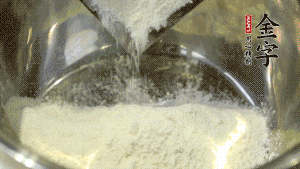【油皮】1．將油皮材料放入料盆中，緩緩加100ml水，攪拌成雪花片狀。在案板上反復(fù)揉搓成有一定筋度的光潔面團(tuán)，搓成12個團(tuán)子。