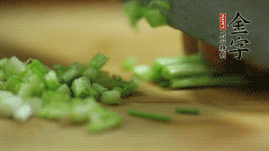 小蔥切成蔥花。