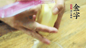 將食材洗凈，茄子、土豆切滾刀塊。