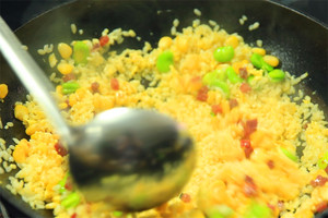 然后加入炒好的食材混合均勻，炒熟即可。出鍋前加少許黑胡椒、鹽和蔥花就可以啦?。?！