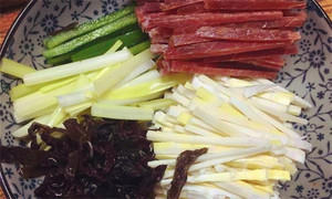 黑木耳泡發(fā)，黑木耳、韭黃、雷筍、青椒切成絲。