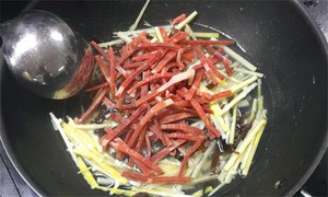 火腿絲、筍絲、黑木耳絲汆水后，瀝干。