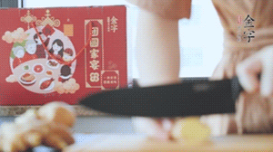 將處理好的老鴨放入冷水鍋中，丟入姜片，冷水煮沸去腥。