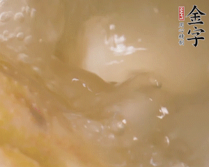 沸騰后撈出蔥結(jié)，小火燉45分鐘，加山藥再燉15分鐘。