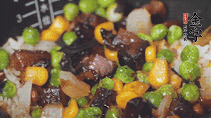 出鍋前加蠔油、生抽調(diào)味，撒點(diǎn)熟白芝麻即可。