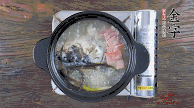 放豆腐、海鮮菇繼續(xù)中小火煮5分鐘。