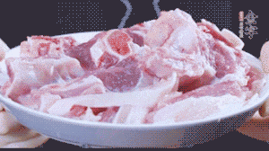 新鮮羊肉冷水入鍋，加姜片、清水焯水，除去血沫。