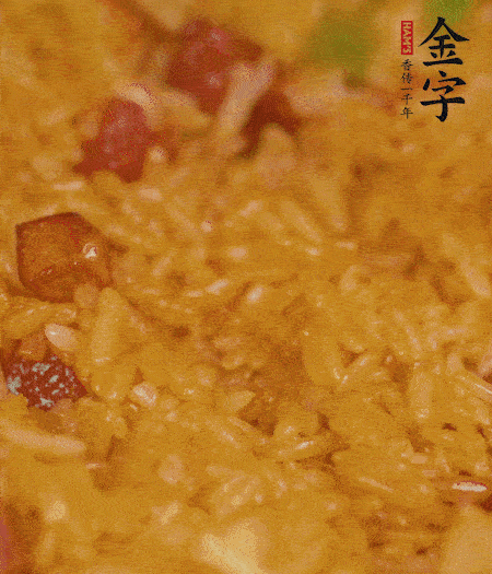 放一撮鹽、生抽少許，倒入炸好的芋頭。最后撒蔥花、蒜末翻炒均勻。