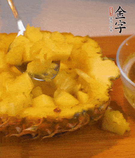 菠蘿對(duì)半切開(kāi)，切成小方格，用勺子把菠蘿肉挖出來(lái)。用鹽水稍浸泡。