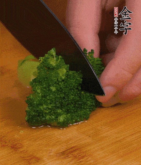 西蘭花用淡鹽水浸泡十幾分鐘后過(guò)開(kāi)水焯燙熟后撈出。