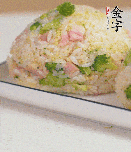 拌好的飯攥成飯團(tuán)。