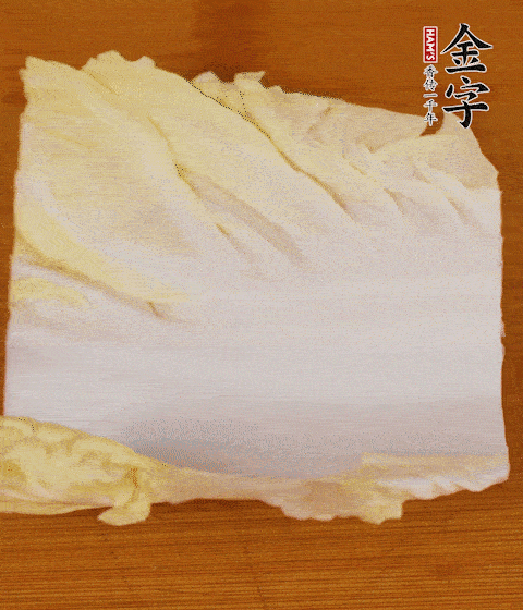 一片白菜一片淡火腿交替疊起，疊個兩三層放進鍋內，直到塞滿鍋。