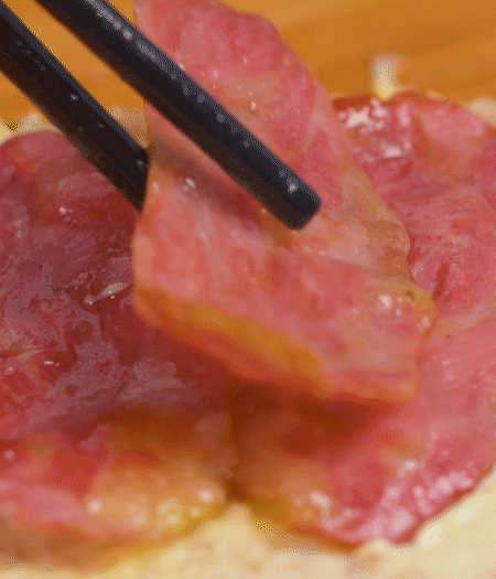 放上火腿、芝士片、生菜，再放一片土司。