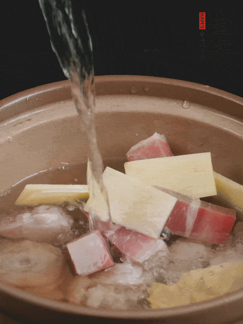 雞塊、火腿、姜片加適量料酒、清水燉80分鐘。