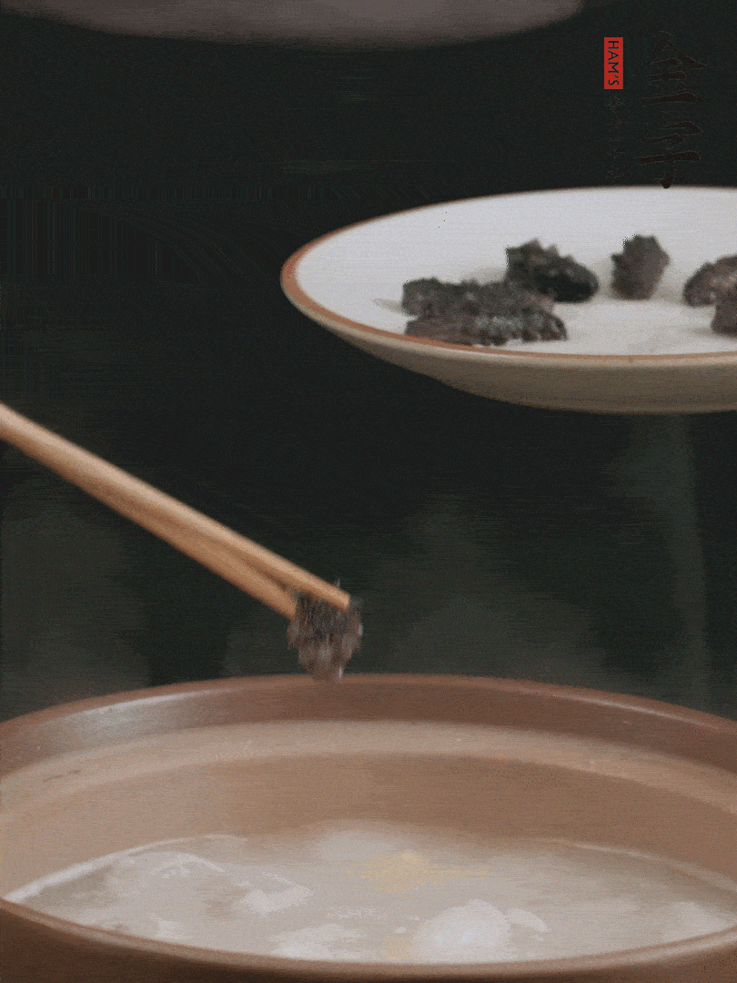 期間雞湯燉到80分鐘時，加小海參再燉10分鐘。