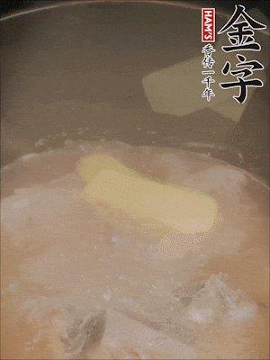 排骨洗凈，加生姜、黃酒焯水，溫水洗凈備用。