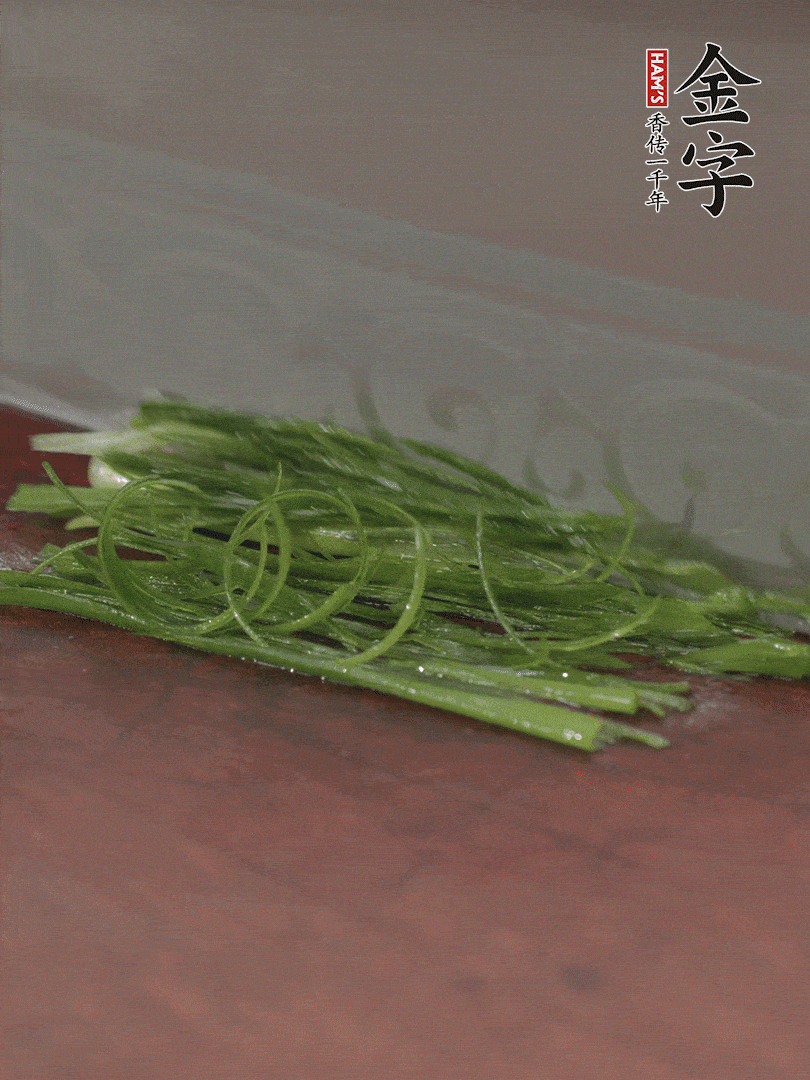 生姜切薄片，紅椒切細(xì)絲，小蔥蔥綠切細(xì)絲，泡入冰水中保持新鮮。