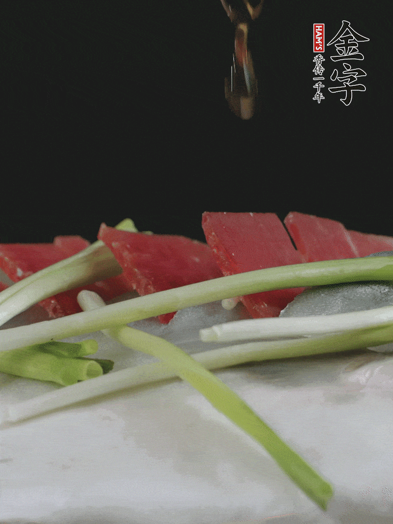 蔥白置于魚身，放適量豌豆，淋上花雕酒。