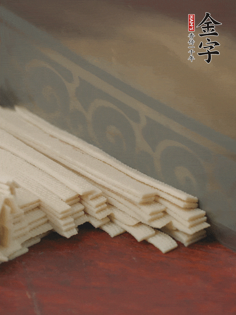 燉火腿期間，千張切細絲，白蘿卜去皮切細絲，蒜葉切細丁。