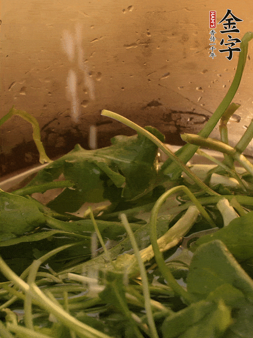 薺菜去掉根部，加小蘇打、鹽熱水沸騰燙軟。
