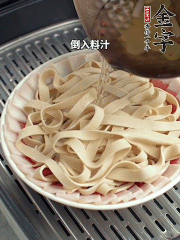 將料汁倒入食材中，改上保鮮膜蒸半小時(shí)。