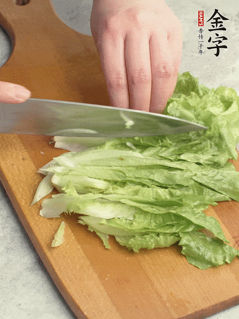 胡蘿卜、生菜、黃瓜切絲。