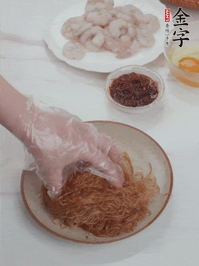 粉絲泡軟后，入沸水煮10秒，撈出后加1/2勺老抽、1/2勺食用油挑松。