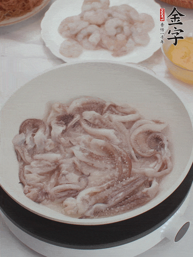 蝦仁、魷魚滑油，蛋液炒制半熟。