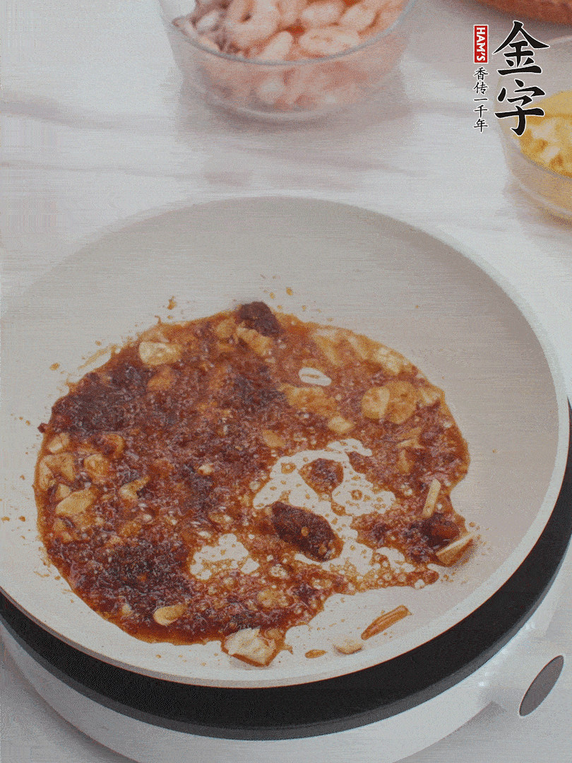 冷鍋熱油，1大勺金字火腿XO醬、蒜末炒香，倒粉絲一起炒。