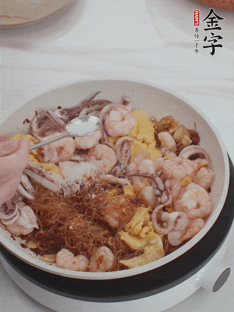 加雞蛋，蝦仁，魷魚混合。