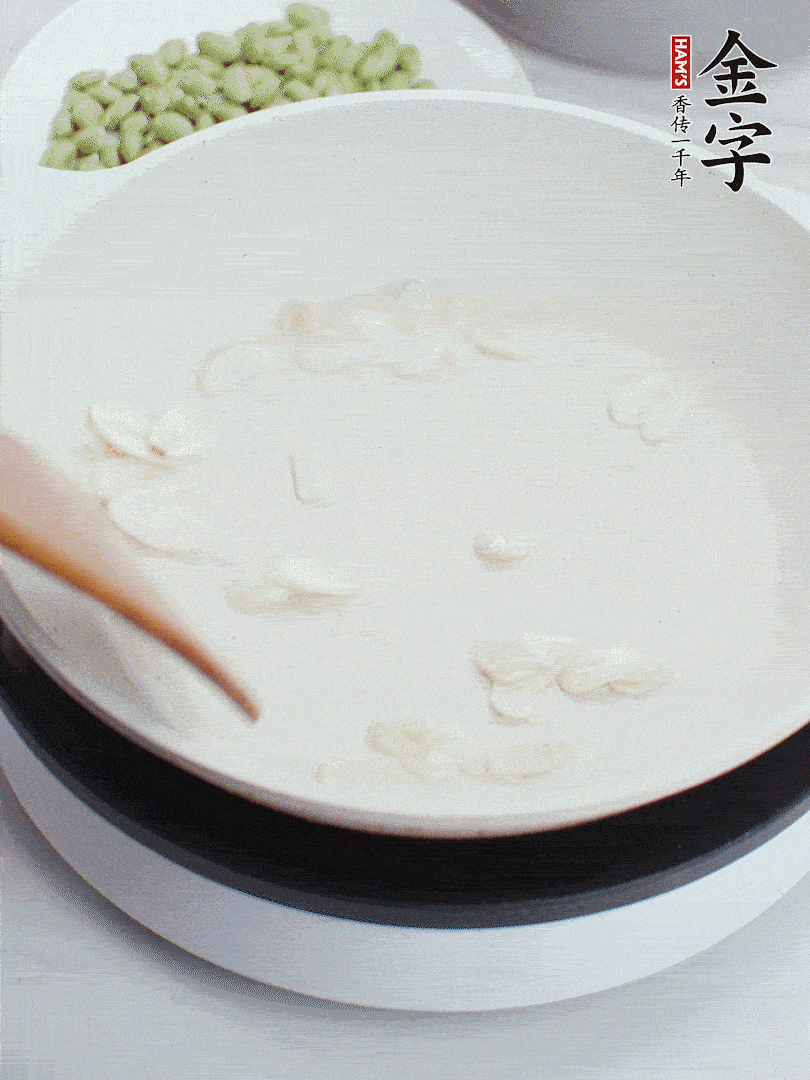 金字淡咸肉煮15分鐘，撈出切片。油5成熱時(shí)，蒜末、咸肉爆香。