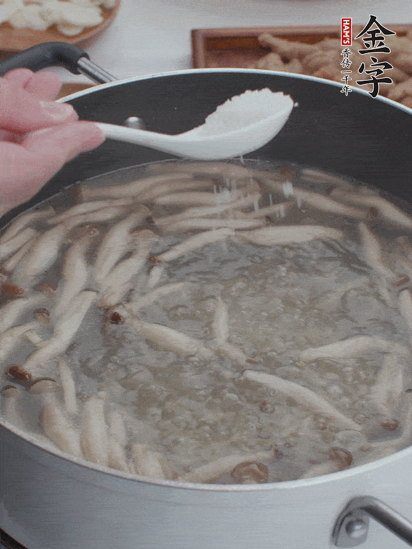 1勺鹽、一點(diǎn)胡椒粉調(diào)味。