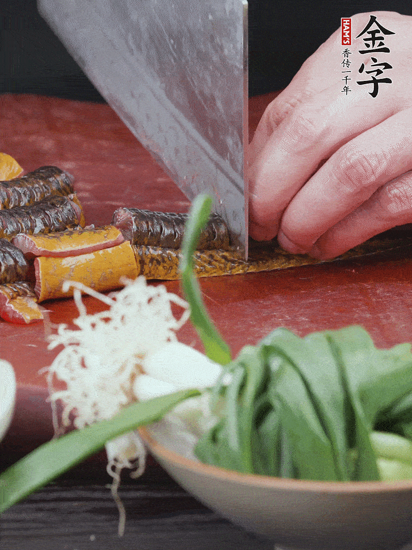 黃鱔去內(nèi)臟洗凈，切花刀斬段。沸水下鍋，加黃酒焯水去血沫。