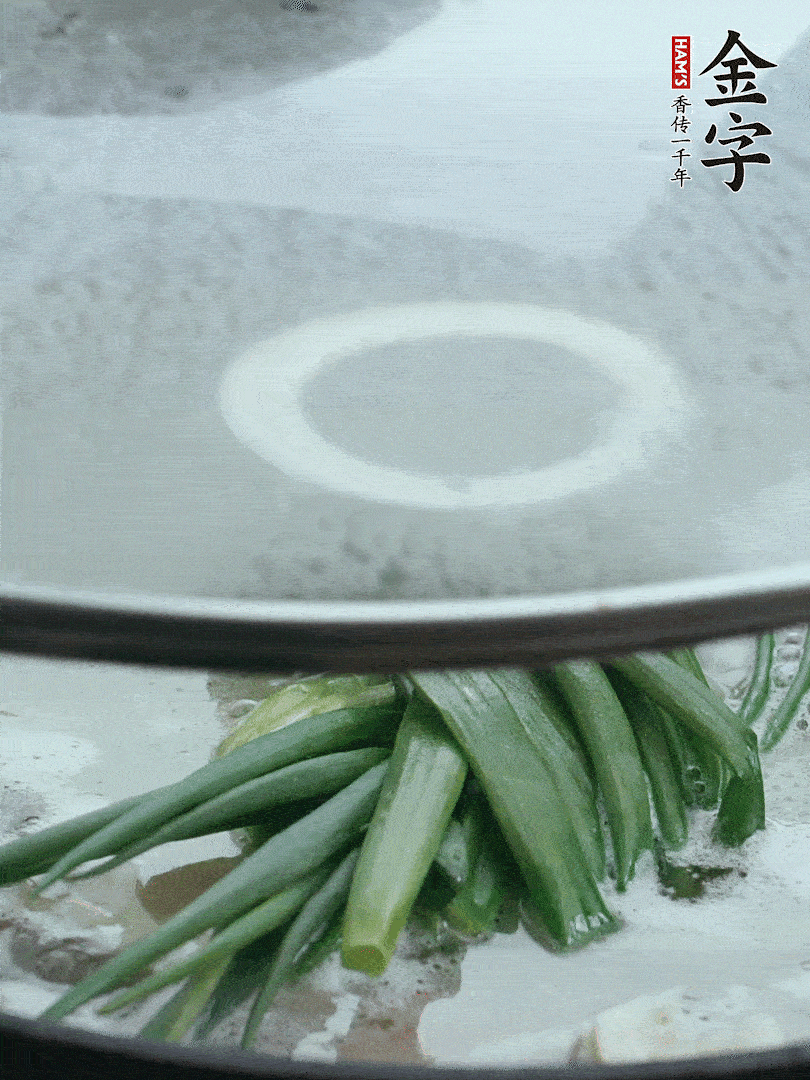 加蔥結(jié)去腥，大火開(kāi)后中火燒20分鐘。