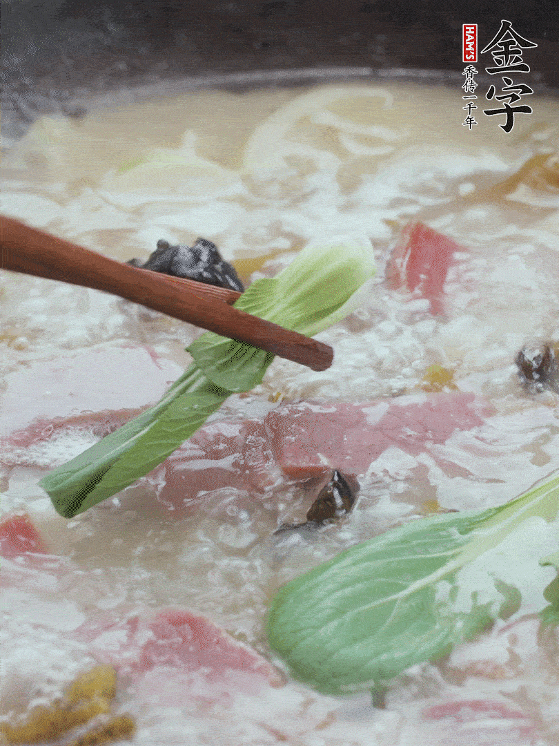 撈出蔥結(jié)，小菜心點(diǎn)綴。