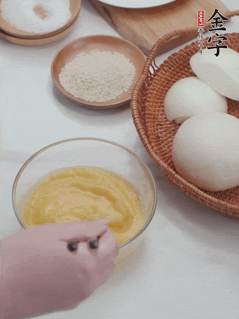 2個(gè)雞蛋加入1小勺鹽、1/2小勺胡椒粉打散。