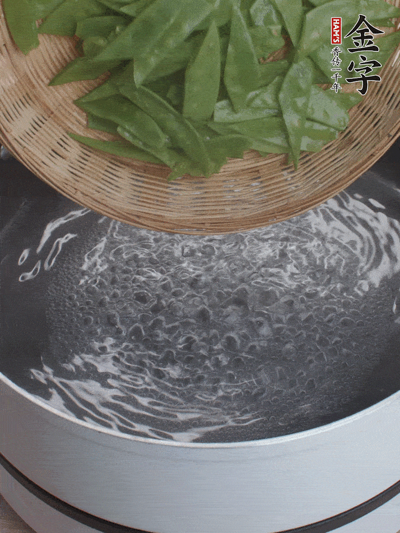 甜豆莢撕掉老筋，斜切兩半，焯水1分鐘。