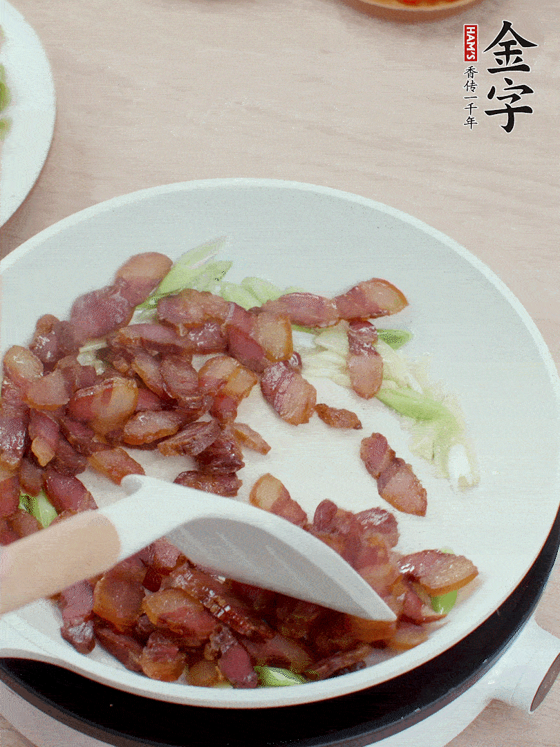鍋中少許油，姜、蒜白爆香，下臘肉煸出油脂。