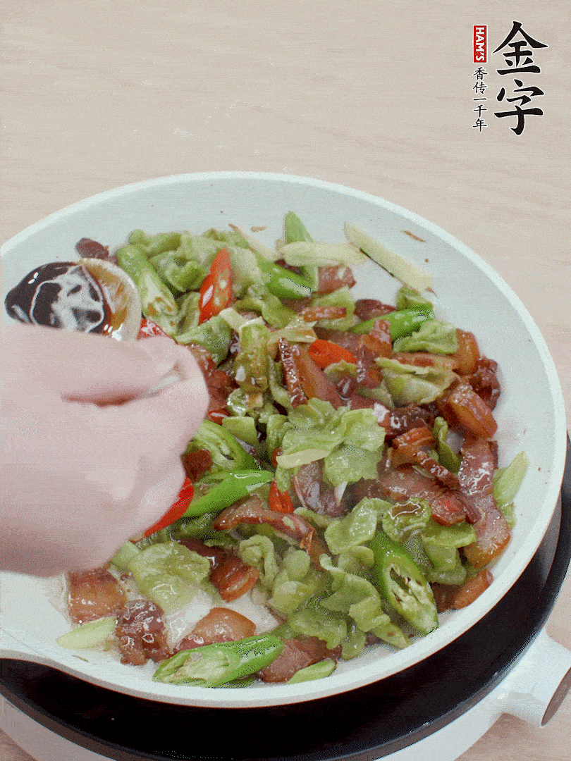 2勺生抽調(diào)味，最后撒蒜葉。