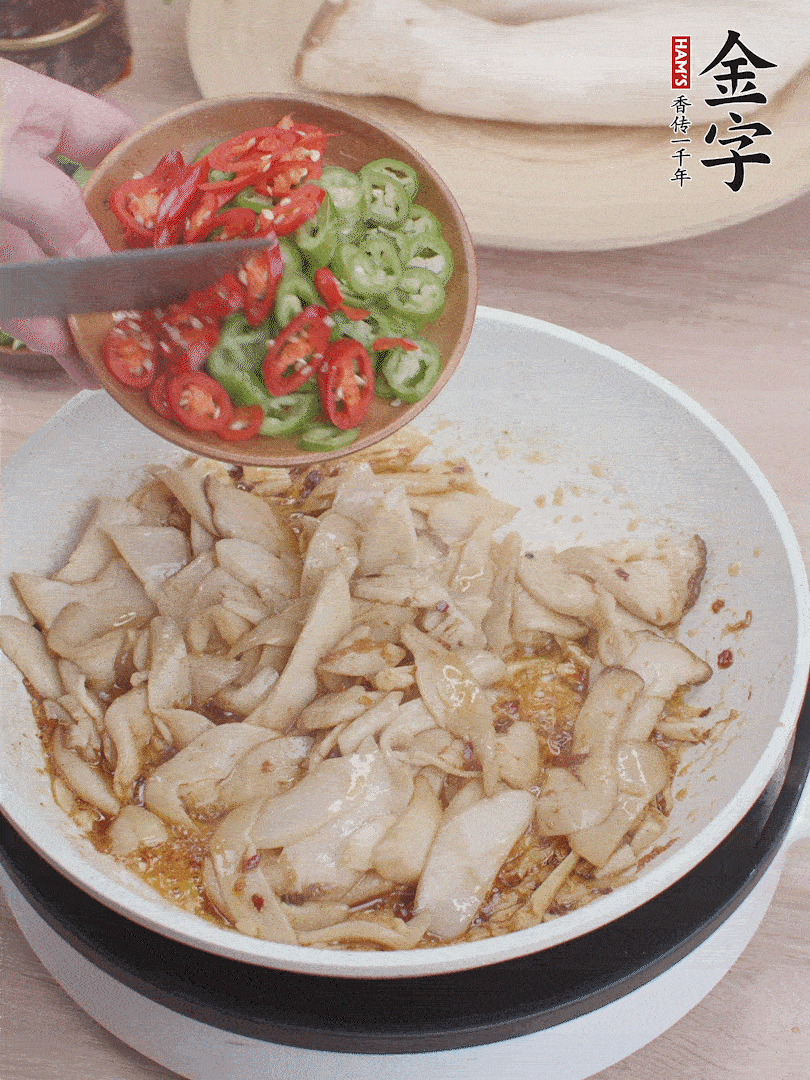 下杏鮑菇、青紅辣椒炒出香味。